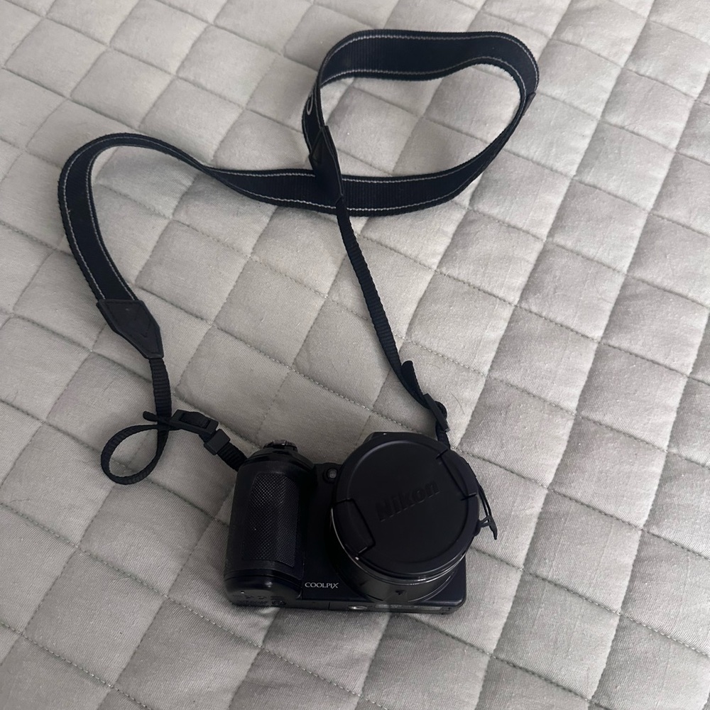 Nikon Coolpix Sleek Black Camera (Needs Repaired)